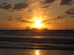 Golden sunset skies and beaches of Tel-Aviv     1600x1200 