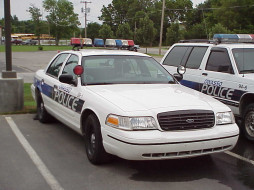 ford crown victoria police car     1024x768 