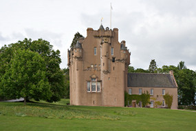 Crathes Castle in Scotland     2560x1707 crathes, castle, in, scotland, , , , , , , , 