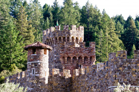 Castello di Amorosa, California обои для рабочего стола 2400x1600 castello, di, amorosa, california, города, исторические, архитектурные, памятники, башни, лес