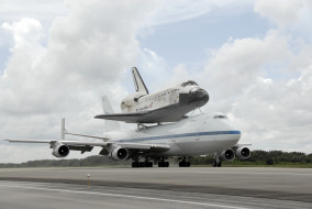 DISCOVERY atop the SHUTTLE CARRIER     3060x2048 discovery, atop, the, shuttle, carrier, , , , , , , 