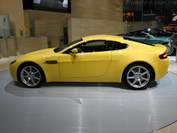 Aston Martin V8 Vantage обои для рабочего стола 1024x768 aston, martin, v8, vantage, автомобили, выставки, уличные, фото
