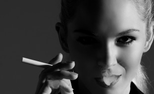 Katie DeLuca обои для рабочего стола 2048x1253 katie deluca, девушки, katie, deluca, лицо, сигарета, дым, чёрно-белая