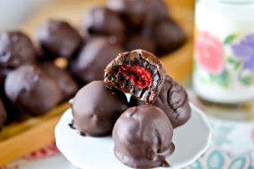 chocolate-cherry cookie balls, еда, конфеты,  шоколад,  сладости, шоколад