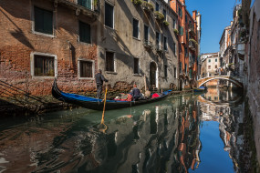 Narrow Canal, Venice, Italy     2560x1707 narrow canal,  venice,  italy, ,  , , , , italy, venice, narrow, canal, , , , 