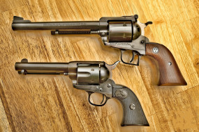 Ruger Blackhawk .44 magnum from 1985 and Colt Frontier Series I .44-40 from 1892 обои для рабочего стола 2048x1367 ruger blackhawk , 44 magnum from 1985 and colt frontier series i , 44-40 from 1892, оружие, револьверы, история, раритеты