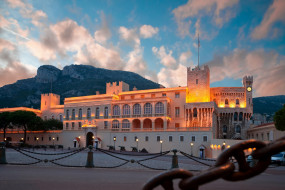 Prince`s Palace of Monaco обои для рабочего стола 2048x1366 prince`s palace of monaco, города, монако , монако, цепи, пушки, monaco, княжеский, дворец, prince's, palace