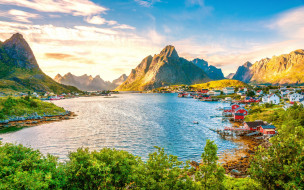 города, - пейзажи, норвегия, горы, озеро, lofoten, берег, камни, зелень, домики, лодки, красота