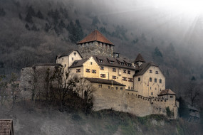 Schloss Vaduz in Liechtenstein обои для рабочего стола 2048x1367 schloss vaduz in liechtenstein, города, - дворцы,  замки,  крепости, горы, замок